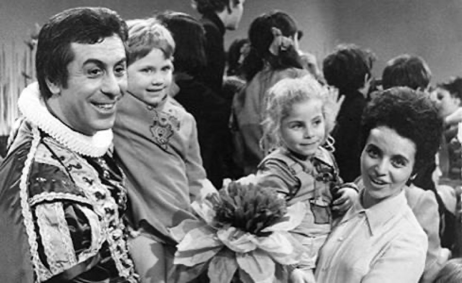 Mariele Ventre con dei bambini durante una premiazione