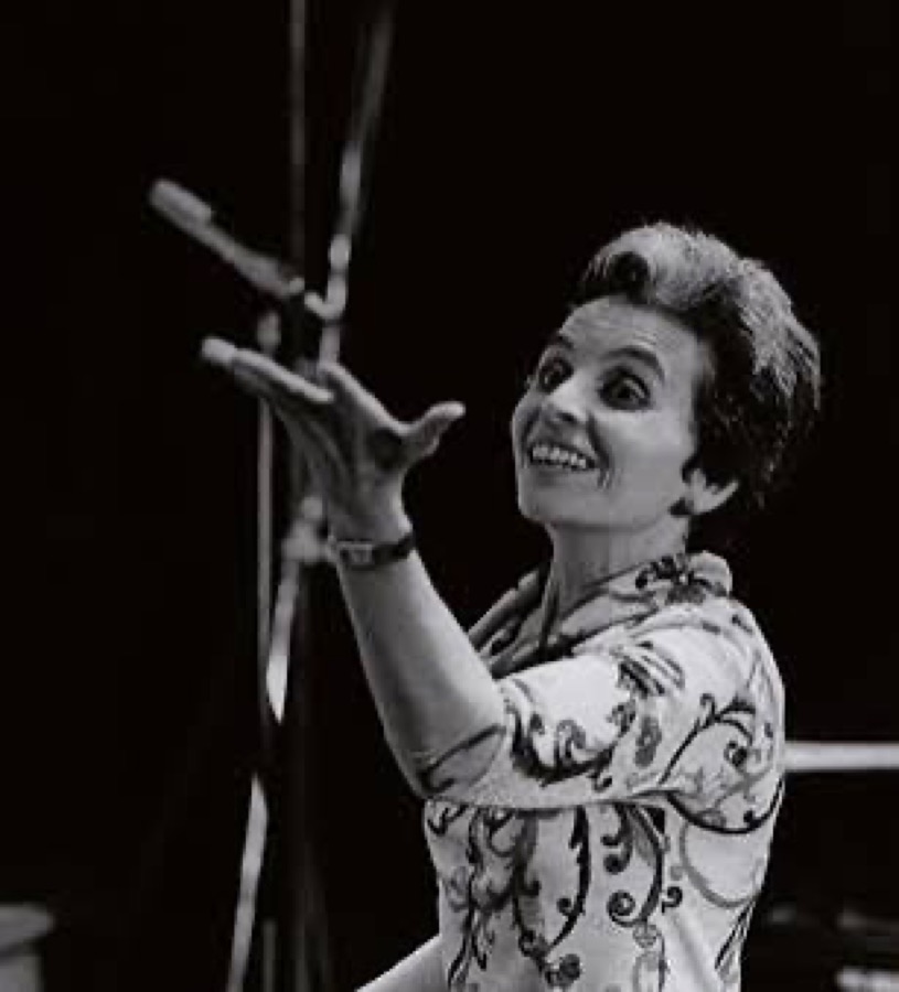 Mariele Ventre sul palco con il microfono
