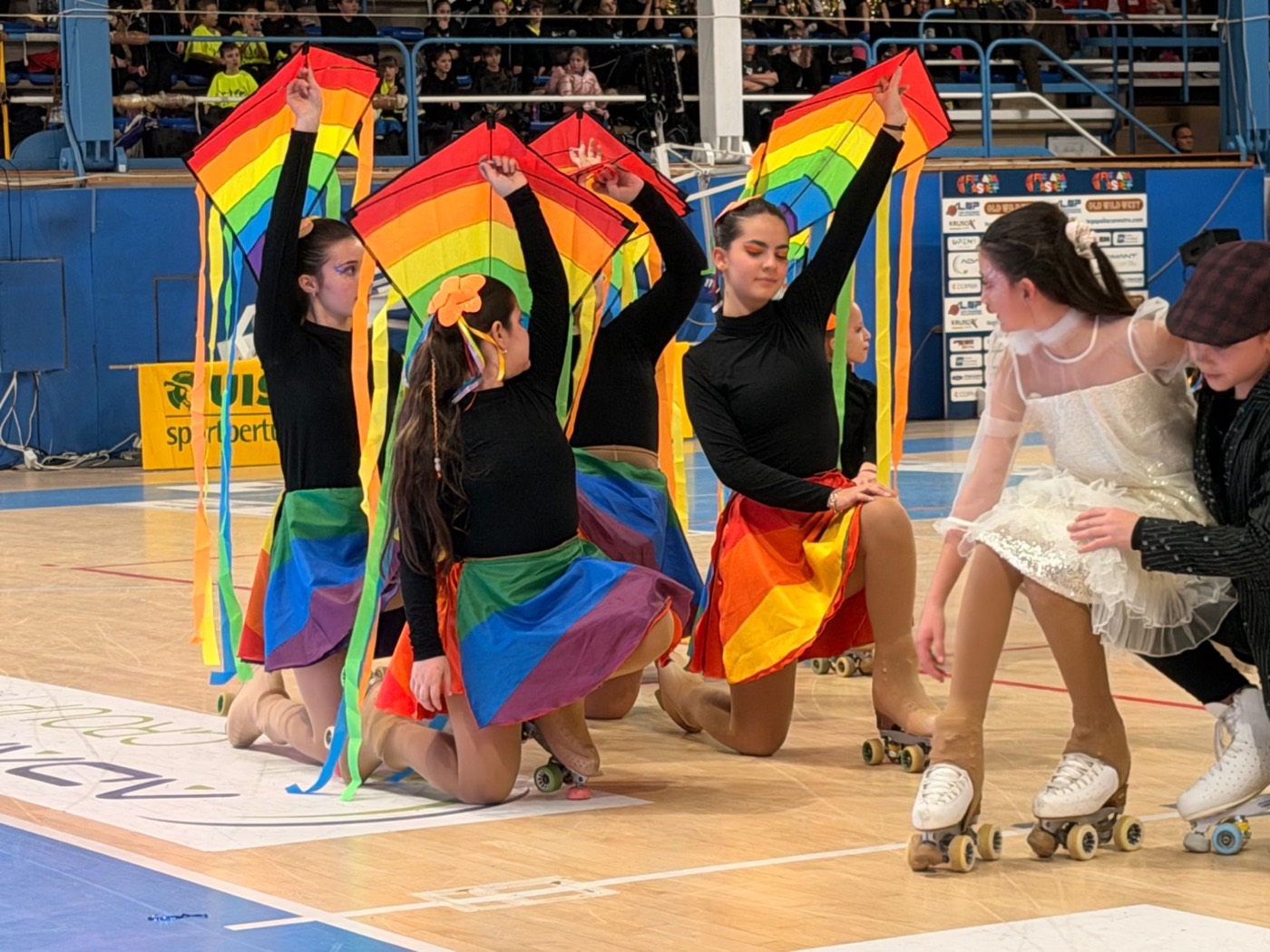 Coreografia con aquiloni arcobaleno al Trofeo Mariele Ventre