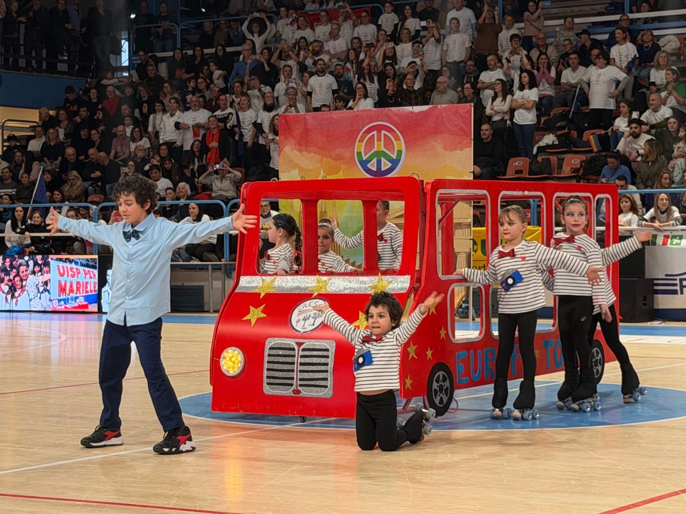 Coreografia con autobus a tema pace al Trofeo Mariele Ventre