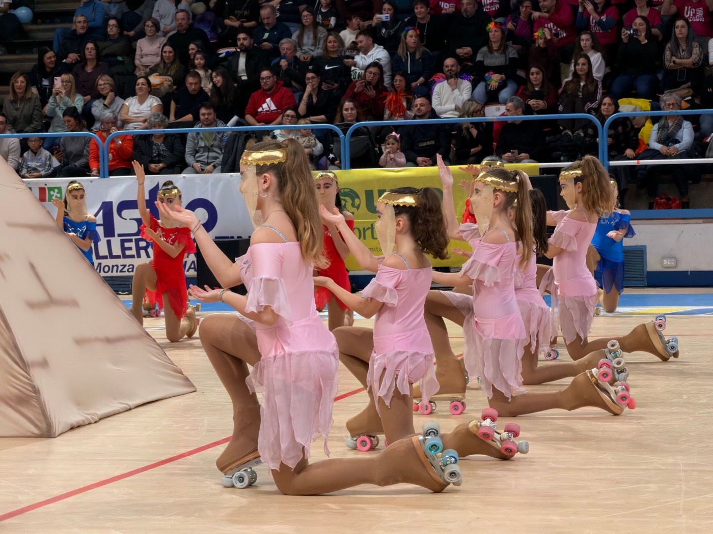 Pattinatrici in costume da fata rosa al Trofeo Mariele Ventre