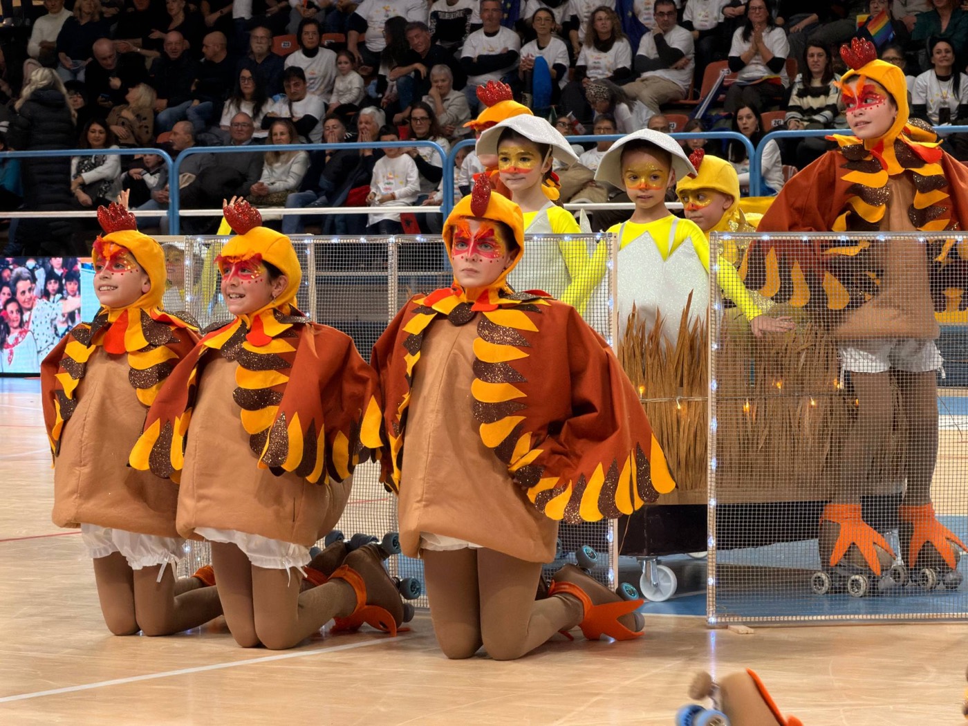 Bambini in costume da gallo al Trofeo Mariele Ventre