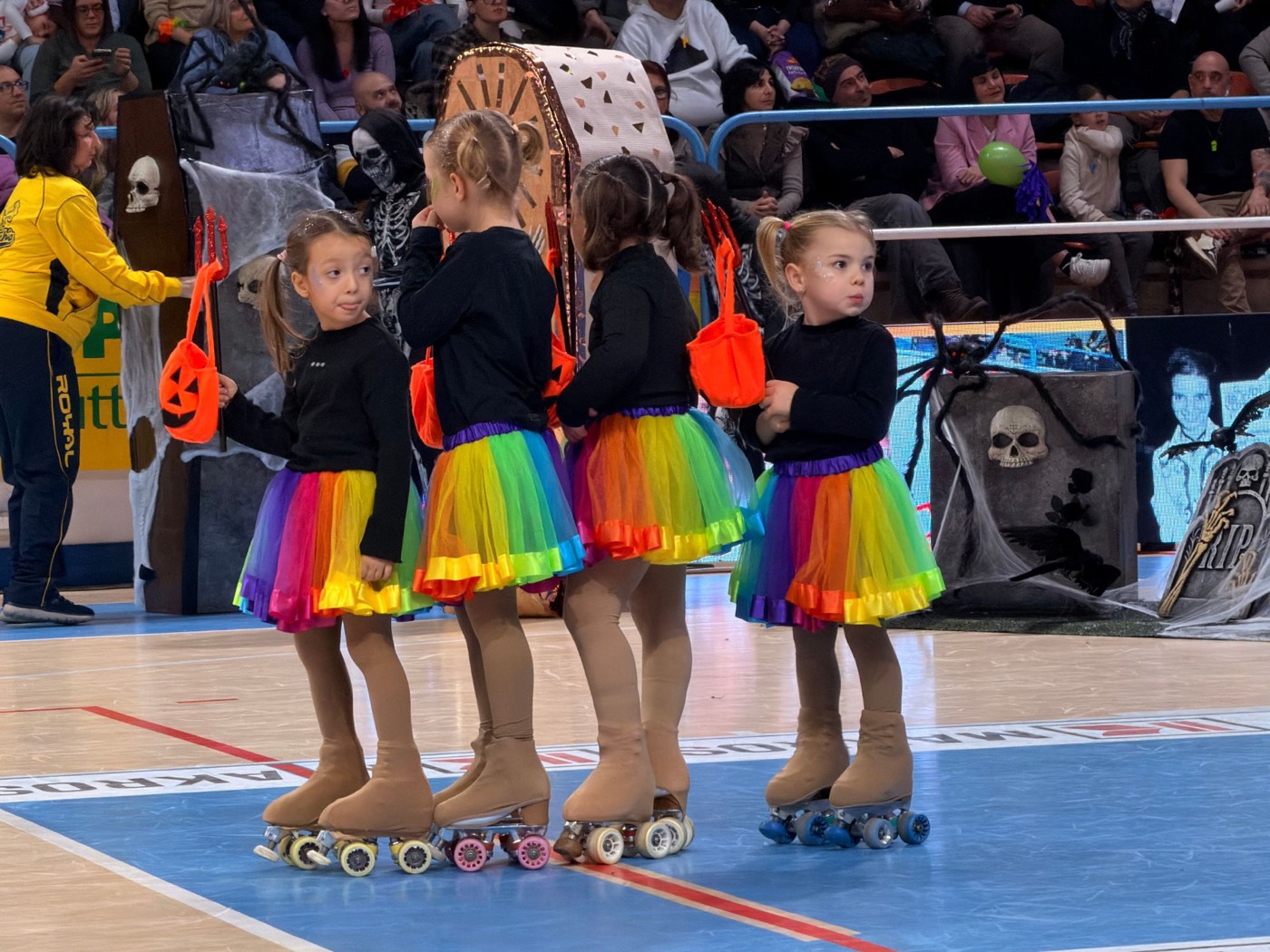 Coreografia a tema Halloween con tutù arcobaleno al Trofeo Mariele Ventre
