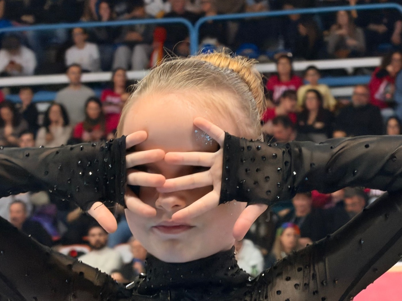 Primo piano di una giovane pattinatrice al Trofeo Mariele Ventre