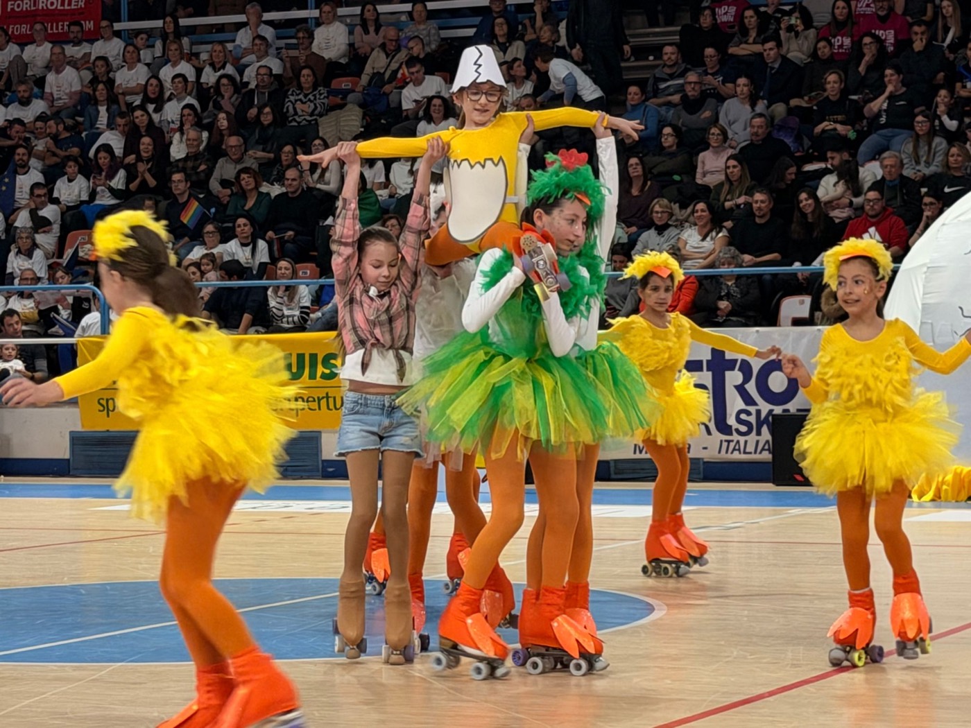 Bambine in costume da pulcino al Trofeo Mariele Ventre