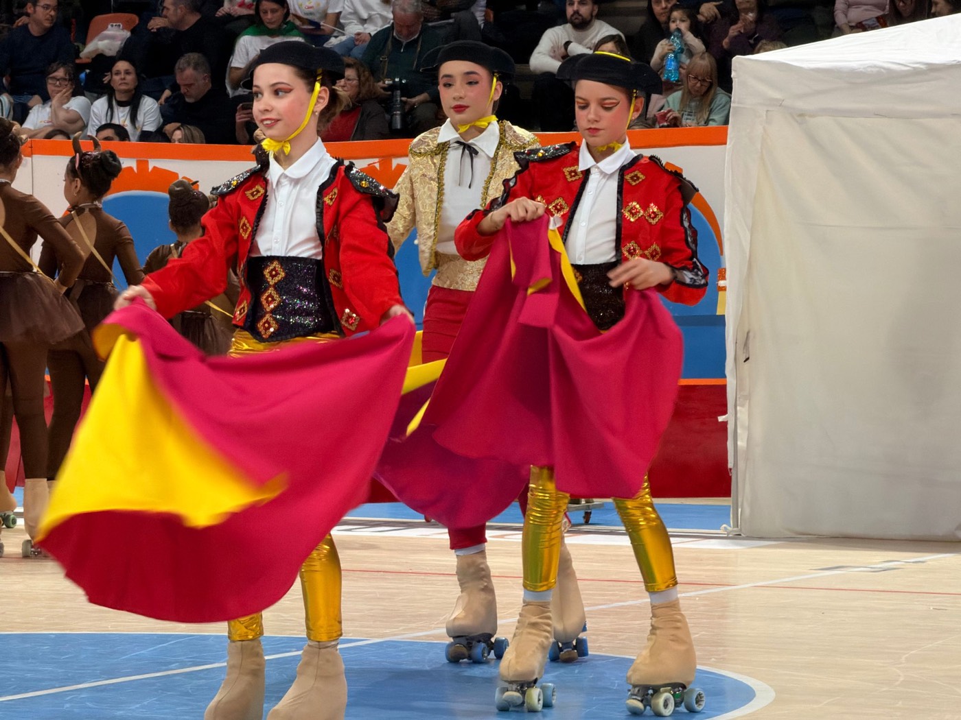 Bambine in costume da torero al Trofeo Mariele Ventre