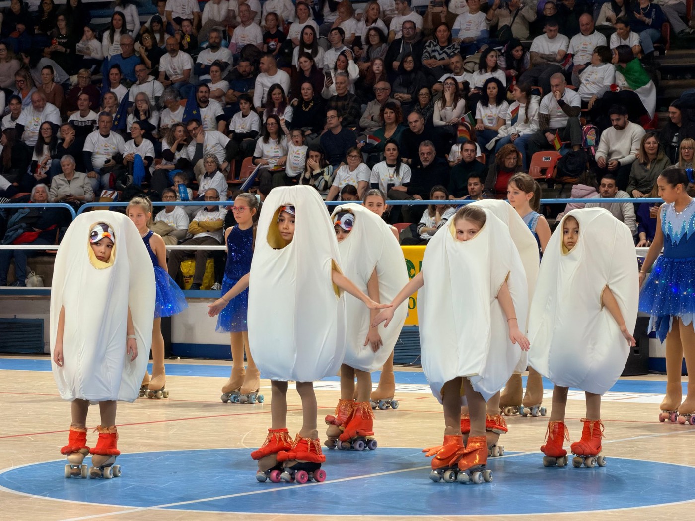 Bambine in costume da uovo al Trofeo Mariele Ventre