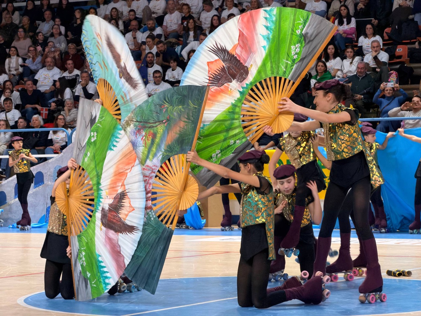 Coreografia con grandi ventagli dipinti al Trofeo Mariele Ventre