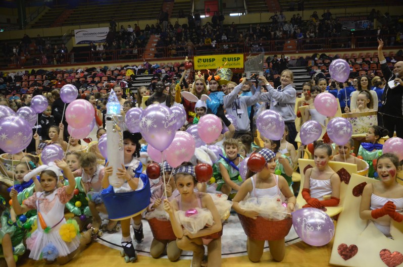 Bambini e squadre riuniti alla premiazione