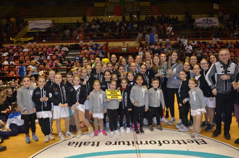 Gruppo di pattinatori riunito con il Trofeo