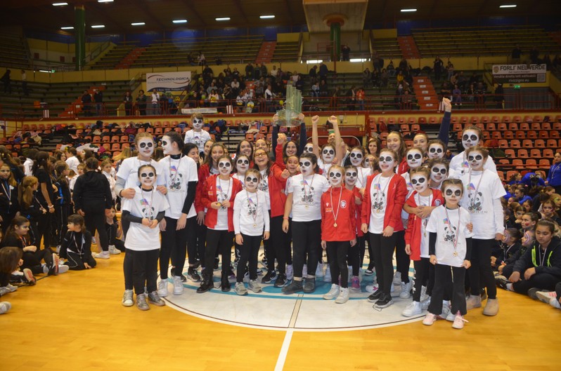 Squadra festeggia con il trofeo