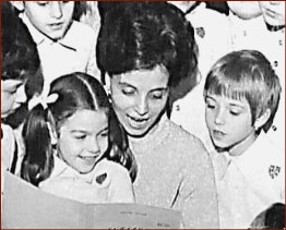 Mariele Ventre insieme a un gruppo di bambini